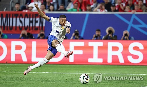 프랑스가 자랑하는 세계적인 축구 선수인 공격수 킬리안 음바페가 유로 2024 경기 도중 코뼈가 부러졌다. 음바페는 18일 독일 뒤셀도르프에서 열린 유로 2024 D조 1차전 오스트리아와의 경기 후반 막판 상대 수비수 케빈 단소와 공중볼을 따내기 위해 경합하다가 충돌했는데 음바페의 코가 단소의 어깨와 부딪혔고, 이후 음바페가 피를 흘리면서 쓰러졌다. 프랑스 대표팀 디디에 데샹은 음바페의 코뼈가 부러진 것 같다고 밝혔다. 연합뉴스