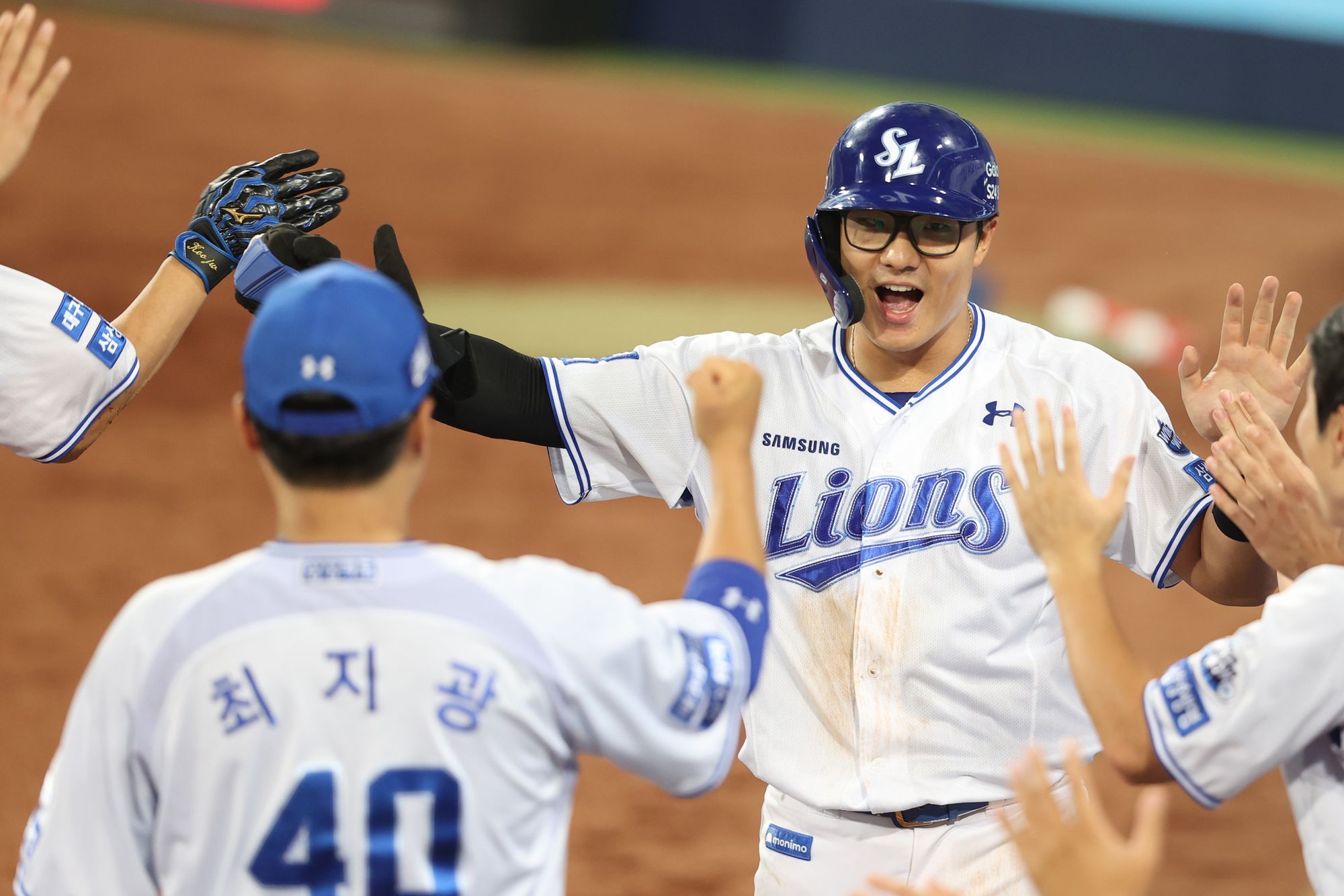 삼성 라이온즈 윤정빈이 경기 중 홈런을 친 뒤 동료들의 축하를 받고 있다. 삼성 라이온즈 제공