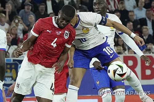 프랑스는 18일 독일 뒤셀도르프에 위치한 뒤셀도르프 아레나에서 열린 오스트리아와의 UEFA 2024 유럽축구선수권대회 조별리그 D조 1차전에서 상대의 자책골에 힘입어 1 대 0 신승을 거뒀다. 그러나 이날 킬리안 음바페가 공중볼 경합 도중 코뼈가 골절돼 비상이 걸렸다. 음바페는 공중에 뛰어올라 헤더 슈팅을 시도한 후 오스트리아 수비수 케빈 단소 어깨에 얼굴이 강하게 부딪혀 코뼈가 부러졌다. 고의적인 상황이 아니었지만 경기 후 단소는 SNS을 통해 프랑스 팬들에게 사과하고 음바페의 쾌유를 빌었다. 연합뉴스