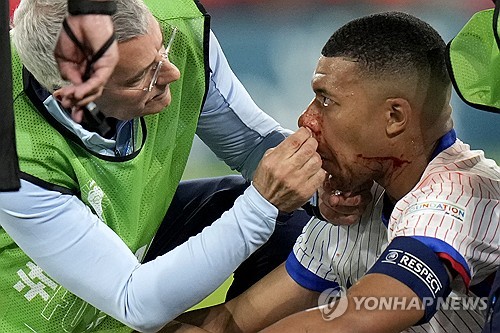 프랑스는 18일 독일 뒤셀도르프에 위치한 뒤셀도르프 아레나에서 열린 오스트리아와의 UEFA 2024 유럽축구선수권대회 조별리그 D조 1차전에서 상대의 자책골에 힘입어 1 대 0 신승을 거뒀다. 그러나 이날 킬리안 음바페가 공중볼 경합 도중 코뼈가 골절돼 비상이 걸렸다. 음바페는 공중에 뛰어올라 헤더 슈팅을 시도한 후 오스트리아 수비수 케빈 단소 어깨에 얼굴이 강하게 부딪혀 코뼈가 부러졌다. 고의적인 상황이 아니었지만 경기 후 단소는 SNS을 통해 프랑스 팬들에게 사과하고 음바페의 쾌유를 빌었다. 연합뉴스