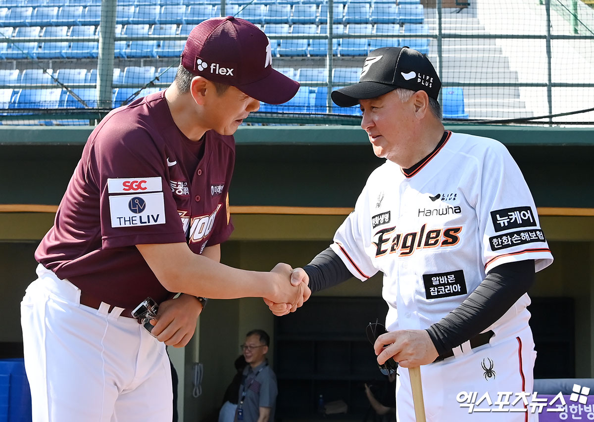 18일 오후 충북 청주야구장에서 열리는 '2024 신한 SOL Bank KBO리그' 키움 히어로즈와 한화 이글스의 경기, 키움 홍원기 감독과 한화 김경문 감독이 인사를 하고 있다. 청주, 김한준 기자