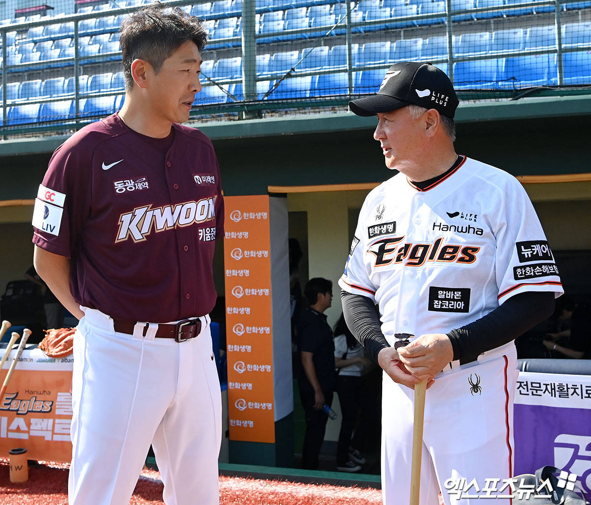 18일 오후 충북 청주야구장에서 열리는 '2024 신한 SOL Bank KBO리그' 키움 히어로즈와 한화 이글스의 경기, 키움 홍원기 감독과 한화 김경문 감독이 인사를 하고 있다. 청주, 김한준 기자