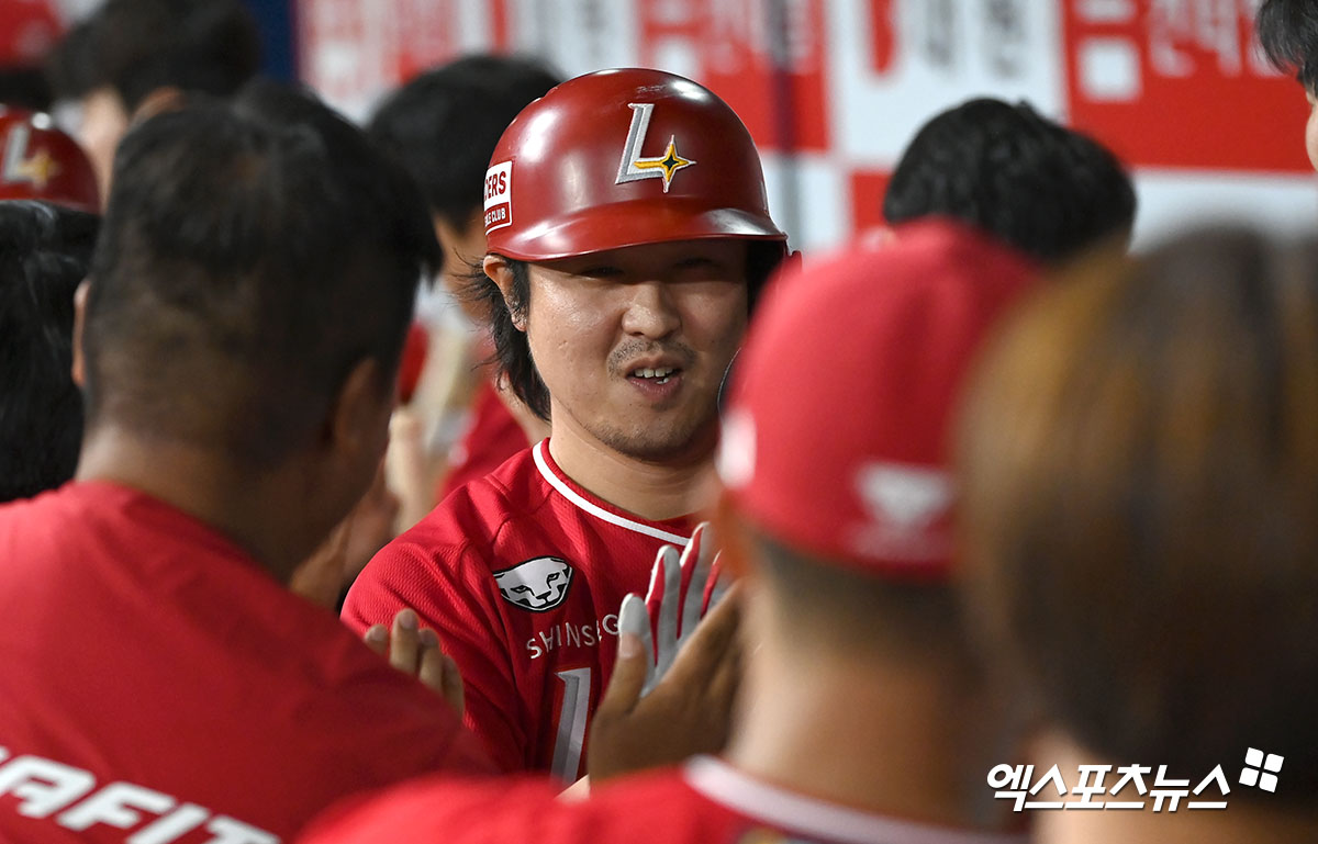 18일 오후 대구삼성라이온즈파크에서 열린 2024 신한 SOL Bank KBO리그 삼성 라이온즈와 SSG 랜더스의 경기, SSG가 외국인 선수 드류 앤더슨과 기예르모 에레디아의 활약, 최정과 박지환의 홈런포를 앞세워 삼성을 6-3으로 제압했다. 최정은 홈런 1개 포함 4출루 활약으로 제 몫을 다했다. 엑스포츠뉴스 DB