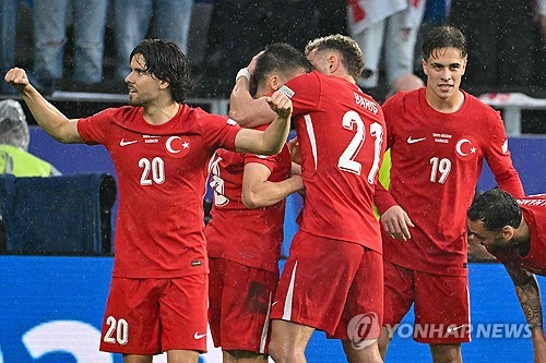 대회 첫 경기에서 충격적인 난투극이 벌어졌다. 튀르키예와 조지아 팬들이 충돌하면서 두 국가 모두 대망신을 당했다. 튀르키예와 조지아의 유로2024 조별리그 1차전 경기가 열리기 전 튀르키예와 조지아 팬들이 충돌하는 사태가 발생했다. 쏟아지는 폭우에도 불구하고 양 국가의 팬들은 경기장 밖에서부터 열띤 응원으로 분위기를 끌어올렸는데, 경기장 안에서도 응원전을 주고받던 팬들이 충돌하면서 난투극으로 번졌다. 사진 연합뉴스