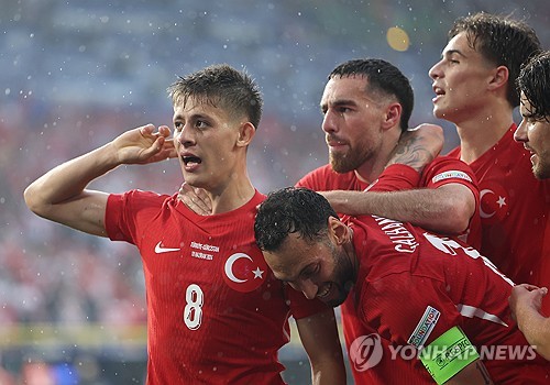 대회 첫 경기에서 충격적인 난투극이 벌어졌다. 튀르키예와 조지아 팬들이 충돌하면서 두 국가 모두 대망신을 당했다. 튀르키예와 조지아의 유로2024 조별리그 1차전 경기가 열리기 전 튀르키예와 조지아 팬들이 충돌하는 사태가 발생했다. 쏟아지는 폭우에도 불구하고 양 국가의 팬들은 경기장 밖에서부터 열띤 응원으로 분위기를 끌어올렸는데, 경기장 안에서도 응원전을 주고받던 팬들이 충돌하면서 난투극으로 번졌다. 사진 연합뉴스
