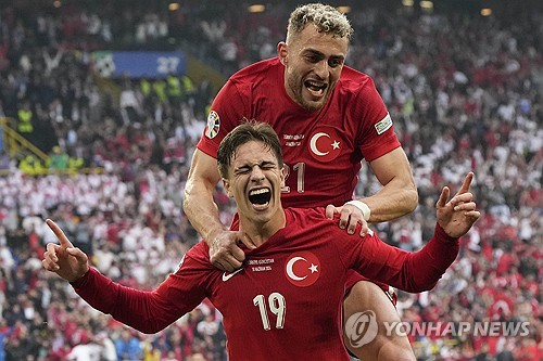 튀르키예가 어수선한 분위기 속에서 시작한 조지아와의 경기에서 두 번의 원더골로 상대를 제압했다. 튀르키예는 19일(한국시간) 조지아와의 유럽축구연맹(UEFA) 2024 유럽축구선수권대회(유로2024) 조별리그 F조 1차전에서 조지아를 상대로 3-1 승리를 거뒀다. 이날 메르트 뮐뒤르와 아르다 귈러가 연달아 원더골을 터트리며 튀르키예를 승리로 이끌었다. 한편 경기 전 튀르키예와 조지아 팬들이 충돌해 폭력 사태가 발발하기도 했다. 사진 연합뉴스