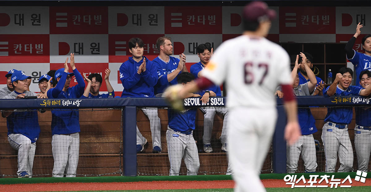 26일 오후 서울 구로구 고척스카이돔에서 열린 '2024 신한 SOL Bank KBO리그' 삼성 라이온즈와 키움 히어로즈의 경기, 5회초 2사 1,3루 삼성 김지찬의 선취 1타점 적시타가 터지자 3루 더그아웃의 삼성 선수들이 환호하고 있다. 엑스포츠뉴스 DB