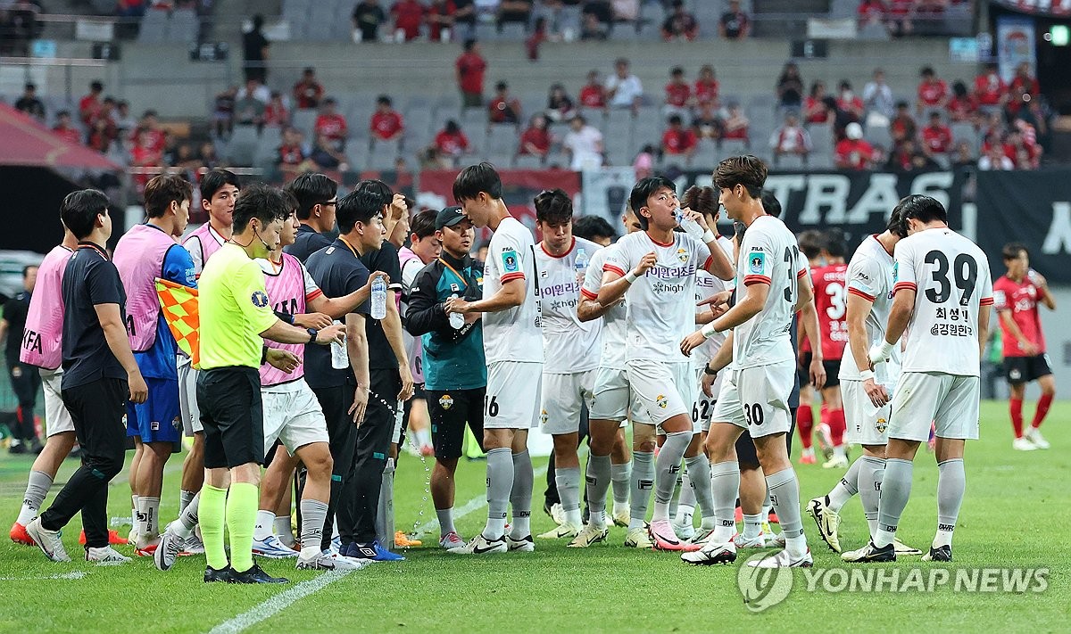 (서울=연합뉴스) 김도훈 기자 = 19일 오후 서울월드컵경기장에서 열린 2024 하나은행 코리아컵 16강전 FC서울과 강원FC의 경기. 전반 경기 중 선수들이 물을 마시며 더위를 식히고 있다. 2024.6.19 superdoo82@yna.co.kr