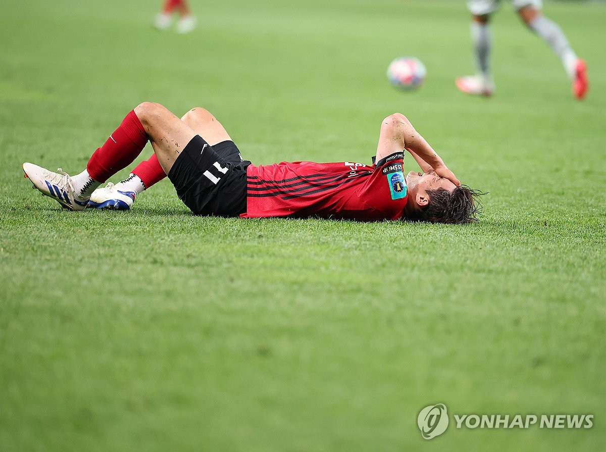 (서울=연합뉴스) 김도훈 기자 = 19일 오후 서울월드컵경기장에서 열린 2024 하나은행 코리아컵 16강전 FC서울과 강원FC의 경기. 서울 강성진이 강원 김우석의 태클에 걸려 넘어진 뒤 고통스러워하고 있다. 2024.6.19 superdoo82@yna.co.kr