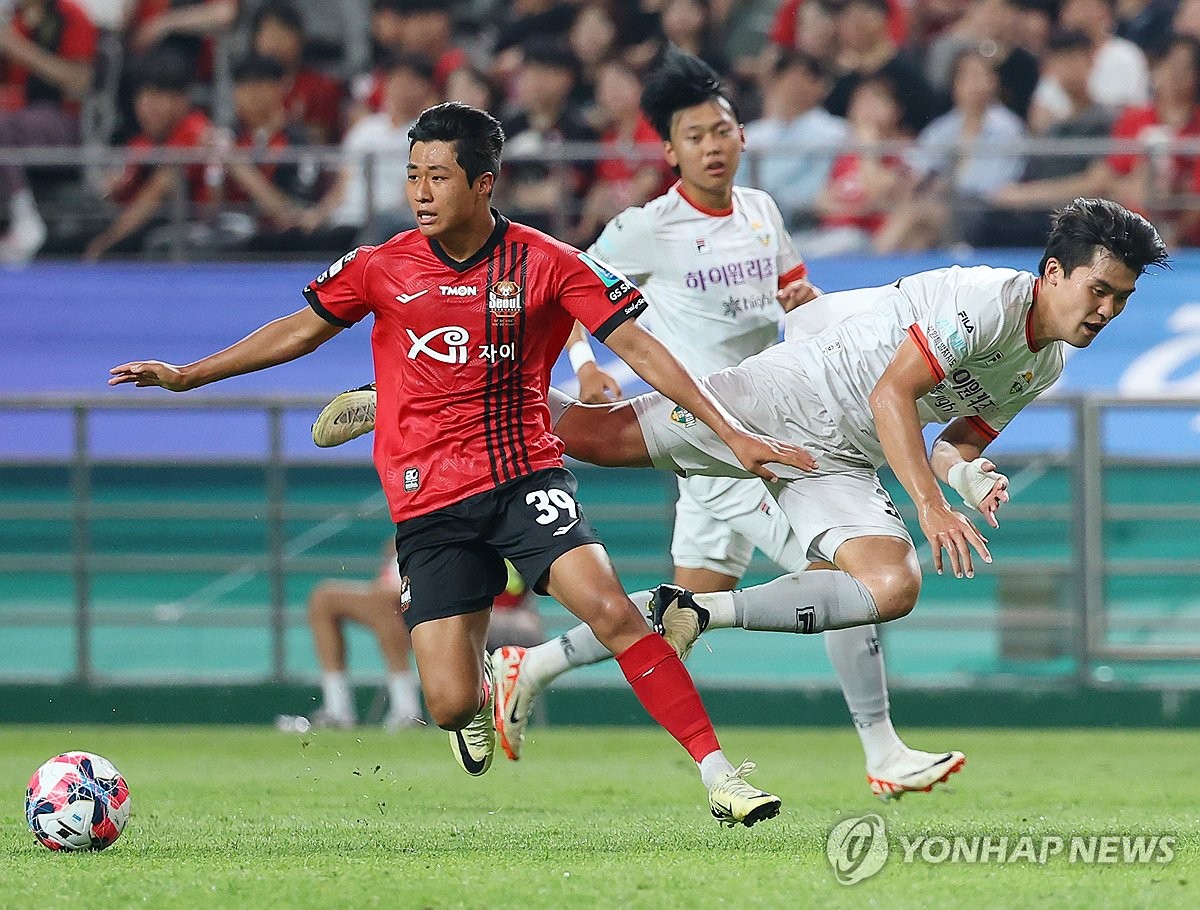 (서울=연합뉴스) 김도훈 기자 = 19일 오후 서울월드컵경기장에서 열린 2024 하나은행 코리아컵 16강전 FC서울과 강원FC의 경기. 강원 최성민(오른쪽)이 서울 강주혁와의 몸싸움에 밀려 넘어지고 있다. 2024.6.19 superdoo82@yna.co.kr