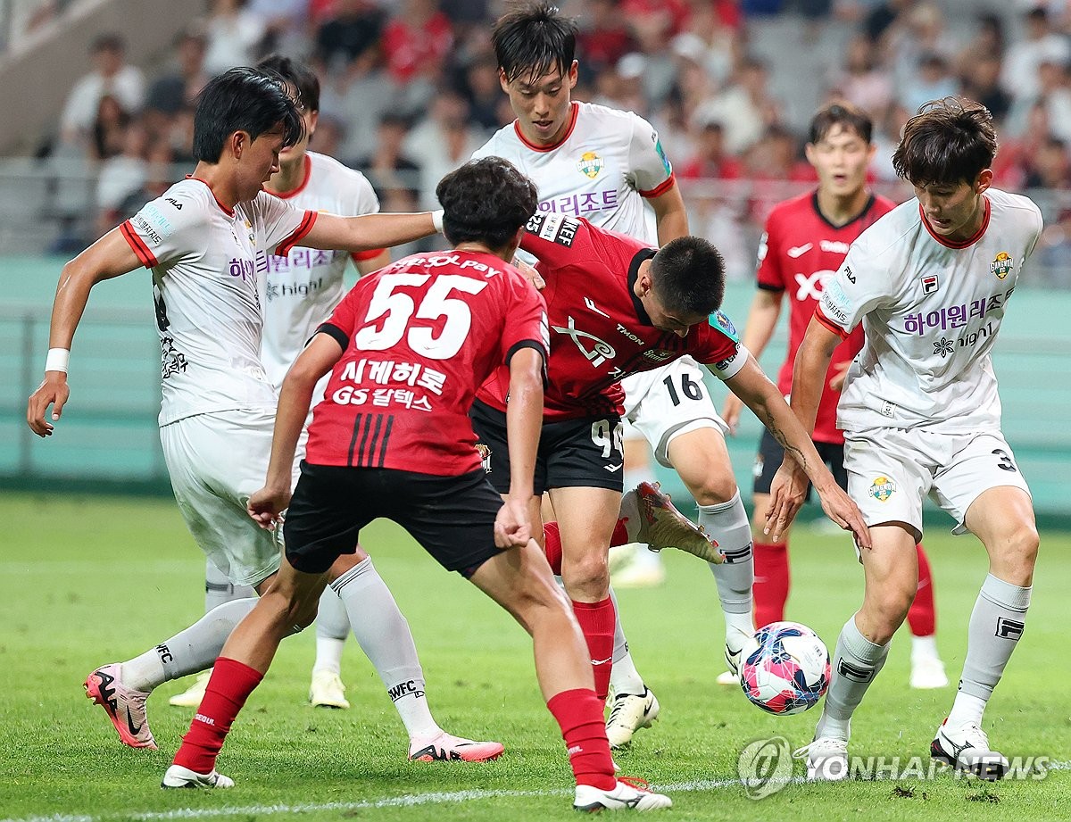 (서울=연합뉴스) 김도훈 기자 = 19일 오후 서울월드컵경기장에서 열린 2024 하나은행 코리아컵 16강전 FC서울과 강원FC의 경기. 강원 골문 앞에서 수비수에 둘러싸인 서울 윌리안이 힐킥으로 슛을 시도하고 있다. 2024.6.19 superdoo82@yna.co.k