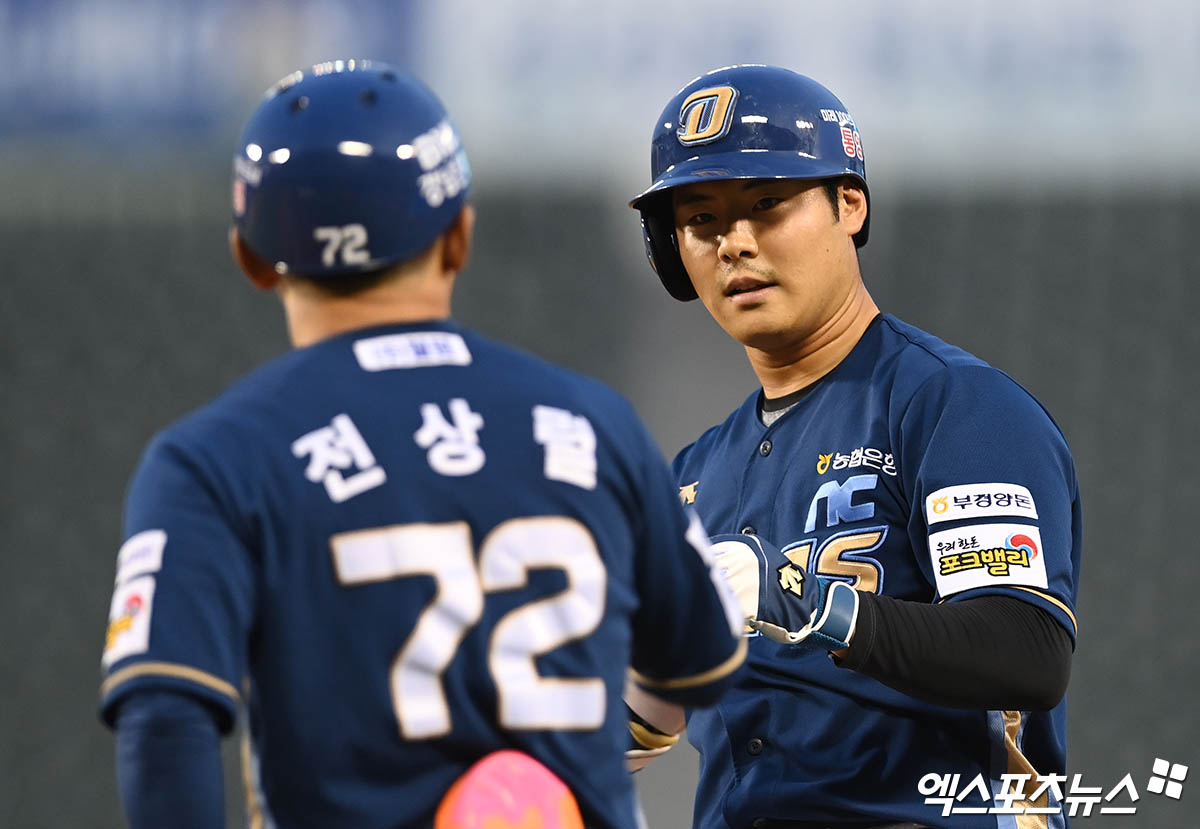 NC 외야수 박시원(오른쪽)은 19일 잠실구장에서 열린 '2024 신한 SOL Bank KBO 리그' 두산과 주중 3연전 두 번째 경기에서 9번타자 중견수로 선발 출전했다. 잠실, 박지영 기자