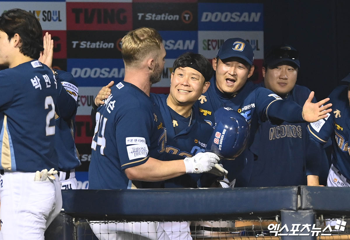 데이비슨은 19일 잠실구장에서 열린 '2024 신한 SOL Bank KBO 리그' 두산과 주중 3연전 두 번째 경기에서 4번타자 1루수로 선발 출전했다. 이날 2회초 솔로포와 8회초 2점 홈런으로 팀 승리에 혁혁한 공을 세웠다. 잠실, 박지영 기자 