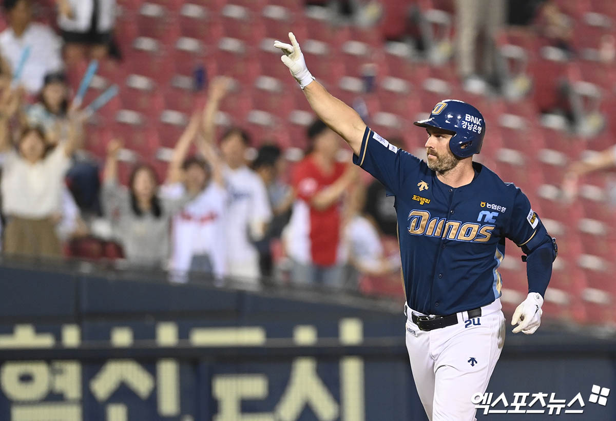 데이비슨은 19일 잠실구장에서 열린 '2024 신한 SOL Bank KBO 리그' 두산과 주중 3연전 두 번째 경기에서 4번타자 1루수로 선발 출전했다. 이날 2회초 솔로포와 8회초 2점 홈런으로 팀 승리에 혁혁한 공을 세웠다. 잠실, 박지영 기자 