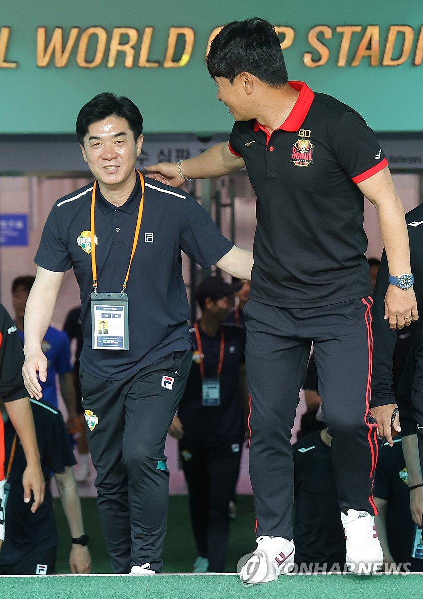 (서울=연합뉴스) 김도훈 기자 = 19일 오후 서울월드컵경기장에서 열린 2024 하나은행 코리아컵 16강전 FC서울과 강원FC의 경기. 서울 김기동 감독(오른쪽)과 강원 윤정환 감독이 서로를 격려하며 경기장에 들어서고 있다. 2024.6.19 superdoo82@yna.co.kr