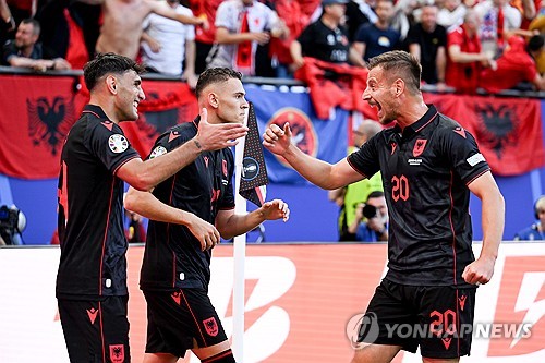 동유럽 강호 크로아티아가 조별리그 탈락 위기에 몰렸다. K리거 아사니(광주FC)는 알바니아의 선제골을 도우며 공격 포인트를 기록했다. 크로아티아는 19일 독일 함부르크에 위치한 함부르크 아레나에서 열린 알바니아와의 2024 유럽축구연맹 유럽축구선수권대회 조별리그 B조 2차전서 2-2로 비겼다. 전반 11분 카짐 라치에게 선제골을 내주고 끌려간 크로아티아는 후반 29분 안드레이 크라마리치의 동점골, 후반 31분 클라우스 자술라의 자책골로 역전에 성공했으나 후반 추가시간 5분 자술라에게 통한의 동점골을 내줘 승점 1 획득에 그쳤다. 연합뉴스