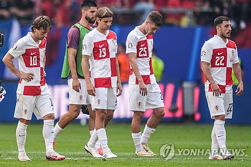 동유럽 강호 크로아티아가 조별리그 탈락 위기에 몰렸다. K리거 아사니(광주FC)는 알바니아의 선제골을 도우며 공격 포인트를 기록했다. 크로아티아는 19일 독일 함부르크에 위치한 함부르크 아레나에서 열린 알바니아와의 2024 유럽축구연맹 유럽축구선수권대회 조별리그 B조 2차전서 2-2로 비겼다. 전반 11분 카짐 라치에게 선제골을 내주고 끌려간 크로아티아는 후반 29분 안드레이 크라마리치의 동점골, 후반 31분 클라우스 자술라의 자책골로 역전에 성공했으나 후반 추가시간 5분 자술라에게 통한의 동점골을 내줘 승점 1 획득에 그쳤다. 연합뉴스