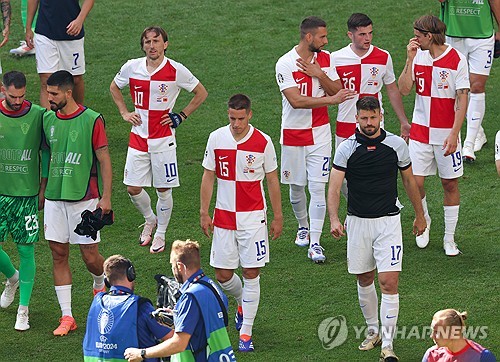 동유럽 강호 크로아티아가 조별리그 탈락 위기에 몰렸다. K리거 아사니(광주FC)는 알바니아의 선제골을 도우며 공격 포인트를 기록했다. 크로아티아는 19일 독일 함부르크에 위치한 함부르크 아레나에서 열린 알바니아와의 2024 유럽축구연맹 유럽축구선수권대회 조별리그 B조 2차전서 2-2로 비겼다. 전반 11분 카짐 라치에게 선제골을 내주고 끌려간 크로아티아는 후반 29분 안드레이 크라마리치의 동점골, 후반 31분 클라우스 자술라의 자책골로 역전에 성공했으나 후반 추가시간 5분 자술라에게 통한의 동점골을 내줘 승점 1 획득에 그쳤다. 연합뉴스