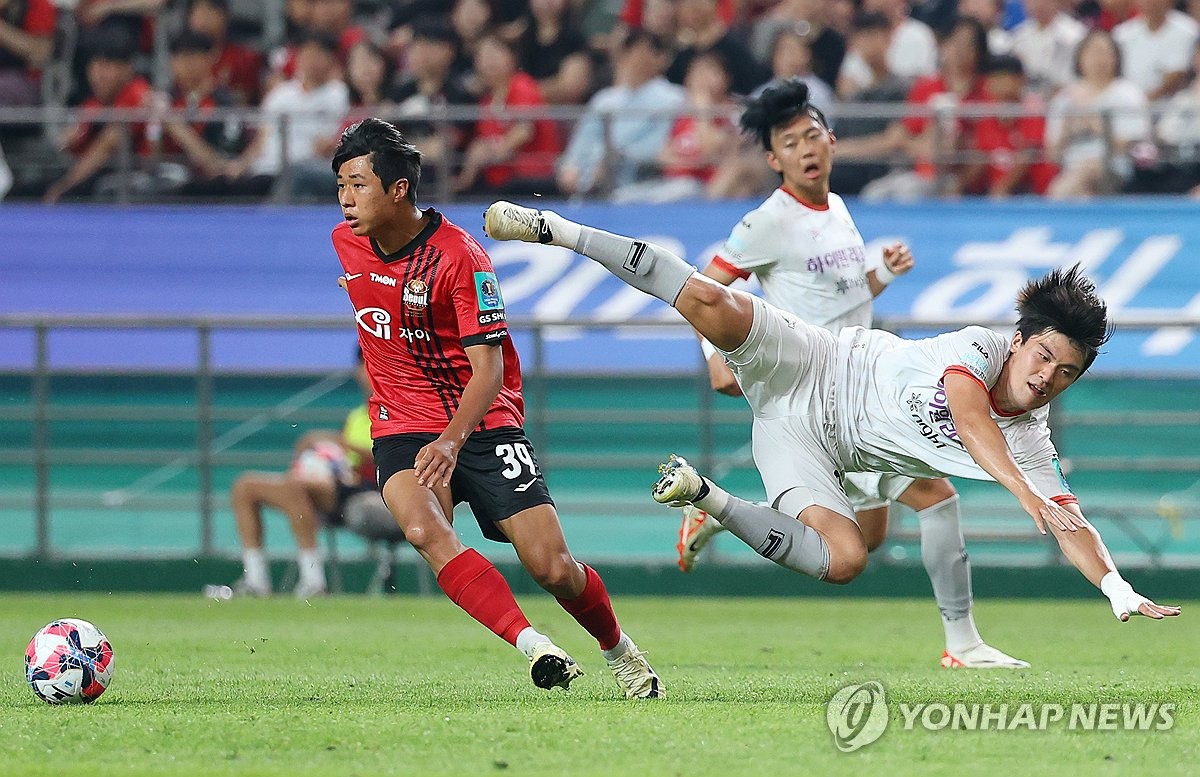 (서울=연합뉴스) 김도훈 기자 = 19일 오후 서울월드컵경기장에서 열린 2024 하나은행 코리아컵 16강전 FC서울과 강원FC의 경기. 강원 최성민(오른쪽)이 서울 강주혁와의 몸싸움에 밀려 넘어지고 있다. 2024.6.19 superdoo82@yna.co.kr