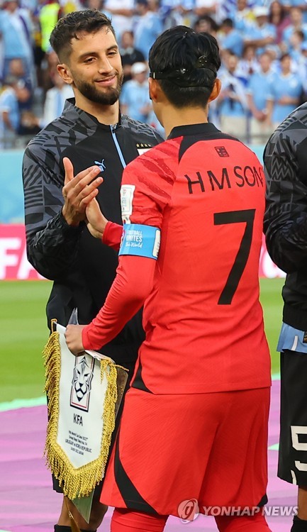 영국 축구계 내 인종차별 철퇴를 외치는 인권단체 킥 잇 아웃이 손흥민과 로드리고 벤탄쿠르가 얽힌 인종차별 사건을 공론화했다. 킥 잇 아웃은 20일(한국시간) SNS를 통해 이 사건에 대한 많은 제보를 받았다면서 토트넘 홋스퍼 구단과 관련 당국에 제보를 제출한 상태라고 밝혔다. 프리미어리그(PL)와 함께 인종차별 반대 목소리를 내는 인권단체가 움직이기 시작하면서 토트넘도 계속해서 침묵을 지키기는 힘들어 보인다. 사진 연합뉴스