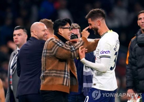 영국 축구계 내 인종차별 철퇴를 외치는 인권단체 킥 잇 아웃이 손흥민과 로드리고 벤탄쿠르가 얽힌 인종차별 사건을 공론화했다. 킥 잇 아웃은 20일(한국시간) SNS를 통해 이 사건에 대한 많은 제보를 받았다면서 토트넘 홋스퍼 구단과 관련 당국에 제보를 제출한 상태라고 밝혔다. 프리미어리그(PL)와 함께 인종차별 반대 목소리를 내는 인권단체가 움직이기 시작하면서 토트넘도 계속해서 침묵을 지키기는 힘들어 보인다. 사진 연합뉴스