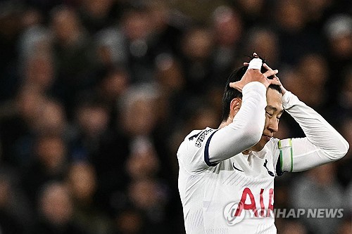 영국 축구계 내 인종차별 철퇴를 외치는 인권단체 킥 잇 아웃이 손흥민과 로드리고 벤탄쿠르가 얽힌 인종차별 사건을 공론화했다. 킥 잇 아웃은 20일(한국시간) SNS를 통해 이 사건에 대한 많은 제보를 받았다면서 토트넘 홋스퍼 구단과 관련 당국에 제보를 제출한 상태라고 밝혔다. 프리미어리그(PL)와 함께 인종차별 반대 목소리를 내는 인권단체가 움직이기 시작하면서 토트넘도 계속해서 침묵을 지키기는 힘들어 보인다. 사진 연합뉴스