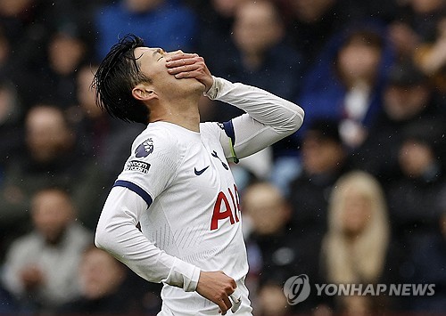 영국 축구계 내 인종차별 철퇴를 외치는 인권단체 킥 잇 아웃이 손흥민과 로드리고 벤탄쿠르가 얽힌 인종차별 사건을 공론화했다. 킥 잇 아웃은 20일(한국시간) SNS를 통해 이 사건에 대한 많은 제보를 받았다면서 토트넘 홋스퍼 구단과 관련 당국에 제보를 제출한 상태라고 밝혔다. 프리미어리그(PL)와 함께 인종차별 반대 목소리를 내는 인권단체가 움직이기 시작하면서 토트넘도 계속해서 침묵을 지키기는 힘들어 보인다. 사진 연합뉴스