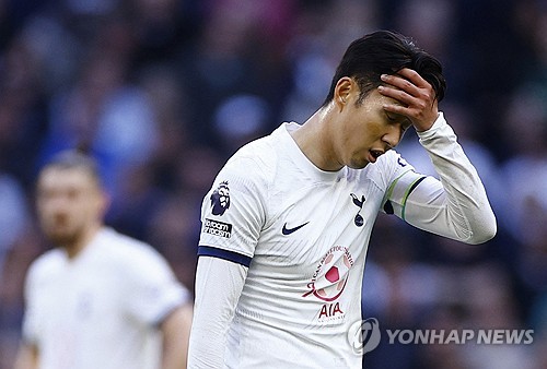 영국 축구계 내 인종차별 철퇴를 외치는 인권단체 킥 잇 아웃이 손흥민과 로드리고 벤탄쿠르가 얽힌 인종차별 사건을 공론화했다. 킥 잇 아웃은 20일(한국시간) SNS를 통해 이 사건에 대한 많은 제보를 받았다면서 토트넘 홋스퍼 구단과 관련 당국에 제보를 제출한 상태라고 밝혔다. 프리미어리그(PL)와 함께 인종차별 반대 목소리를 내는 인권단체가 움직이기 시작하면서 토트넘도 계속해서 침묵을 지키기는 힘들어 보인다. 사진 연합뉴스