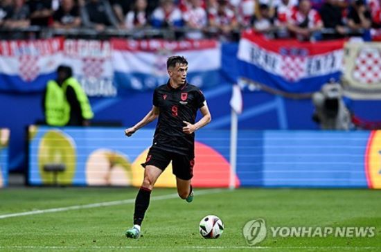 K리그1 광주FC에서 뛰는 외국인 공격수 야시르 아사니가 19일 독일 함부르크에서 열린 2024 유럽축구선수권대회(유로 2024) 조별리그 2차전 크로아티아와의 경기에서 알바니아의 선제골을 어시스트하며 K리거의 유로 대회 공격포인트 기록자가 됐다. 아사니는 이날 2-2 무승부 직후 이기지 못해 아쉽다며 강팀 크로아티아와 비겼음에도 만족하지 않았다. 연합뉴스