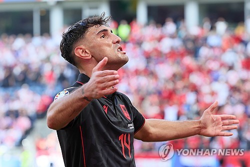 K리그1 광주FC에서 뛰는 외국인 공격수 야시르 아사니가 19일 독일 함부르크에서 열린 2024 유럽축구선수권대회(유로 2024) 조별리그 2차전 크로아티아와의 경기에서 알바니아의 선제골을 어시스트하며 K리거의 유로 대회 공격포인트 기록자가 됐다. 아사니는 이날 2-2 무승부 직후 이기지 못해 아쉽다며 강팀 크로아티아와 비겼음에도 만족하지 않았다. 연합뉴스