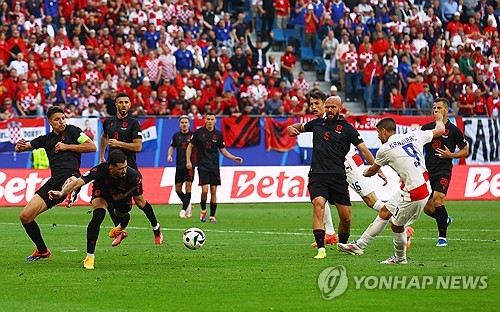 K리그1 광주FC에서 뛰는 외국인 공격수 야시르 아사니가 19일 독일 함부르크에서 열린 2024 유럽축구선수권대회(유로 2024) 조별리그 2차전 크로아티아와의 경기에서 알바니아의 선제골을 어시스트하며 K리거의 유로 대회 공격포인트 기록자가 됐다. 아사니는 이날 2-2 무승부 직후 이기지 못해 아쉽다며 강팀 크로아티아와 비겼음에도 만족하지 않았다. 연합뉴스