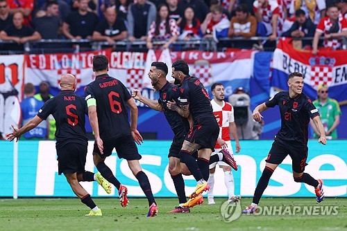 K리그1 광주FC에서 뛰는 외국인 공격수 야시르 아사니가 19일 독일 함부르크에서 열린 2024 유럽축구선수권대회(유로 2024) 조별리그 2차전 크로아티아와의 경기에서 알바니아의 선제골을 어시스트하며 K리거의 유로 대회 공격포인트 기록자가 됐다. 아사니는 이날 2-2 무승부 직후 이기지 못해 아쉽다며 강팀 크로아티아와 비겼음에도 만족하지 않았다. 연합뉴스