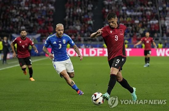 K리그1 광주FC에서 뛰는 외국인 공격수 야시르 아사니가 19일 독일 함부르크에서 열린 2024 유럽축구선수권대회(유로 2024) 조별리그 2차전 크로아티아와의 경기에서 알바니아의 선제골을 어시스트하며 K리거의 유로 대회 공격포인트 기록자가 됐다. 아사니는 이날 2-2 무승부 직후 이기지 못해 아쉽다며 강팀 크로아티아와 비겼음에도 만족하지 않았다. 연합뉴스