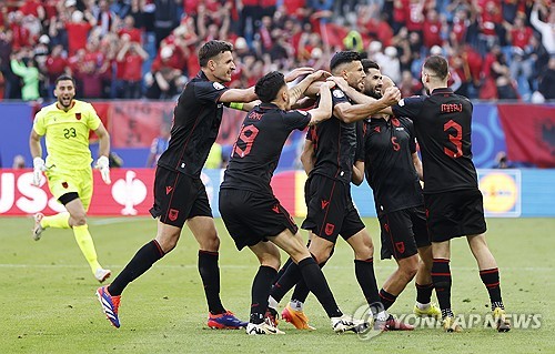 K리그1 광주FC에서 뛰는 외국인 공격수 야시르 아사니가 19일 독일 함부르크에서 열린 2024 유럽축구선수권대회(유로 2024) 조별리그 2차전 크로아티아와의 경기에서 알바니아의 선제골을 어시스트하며 K리거의 유로 대회 공격포인트 기록자가 됐다. 아사니는 이날 2-2 무승부 직후 이기지 못해 아쉽다며 강팀 크로아티아와 비겼음에도 만족하지 않았다. 연합뉴스