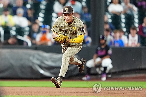 샌디에이고 파드리스 김하성이 2024 미국 메이저리그 정규시즌 경기에 출전해 수비에 임하고 있다. 김하성은 20일 열린 필라델피아 필리스와의 원정경기에서 호수비를 선보였다. REUTERS/연합뉴스