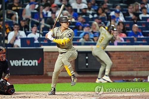 샌디에이고 파드리스 김하성이 2024 미국 메이저리그 정규시즌 경기에 출전해 타격에 임하고 있다. 김하성은 20일 열린 필라델피아 필리스와의 원정경기에서 4타수 무안타로 침묵했지만 대신 호수비를 펼쳤다. REUTERS/연합뉴스