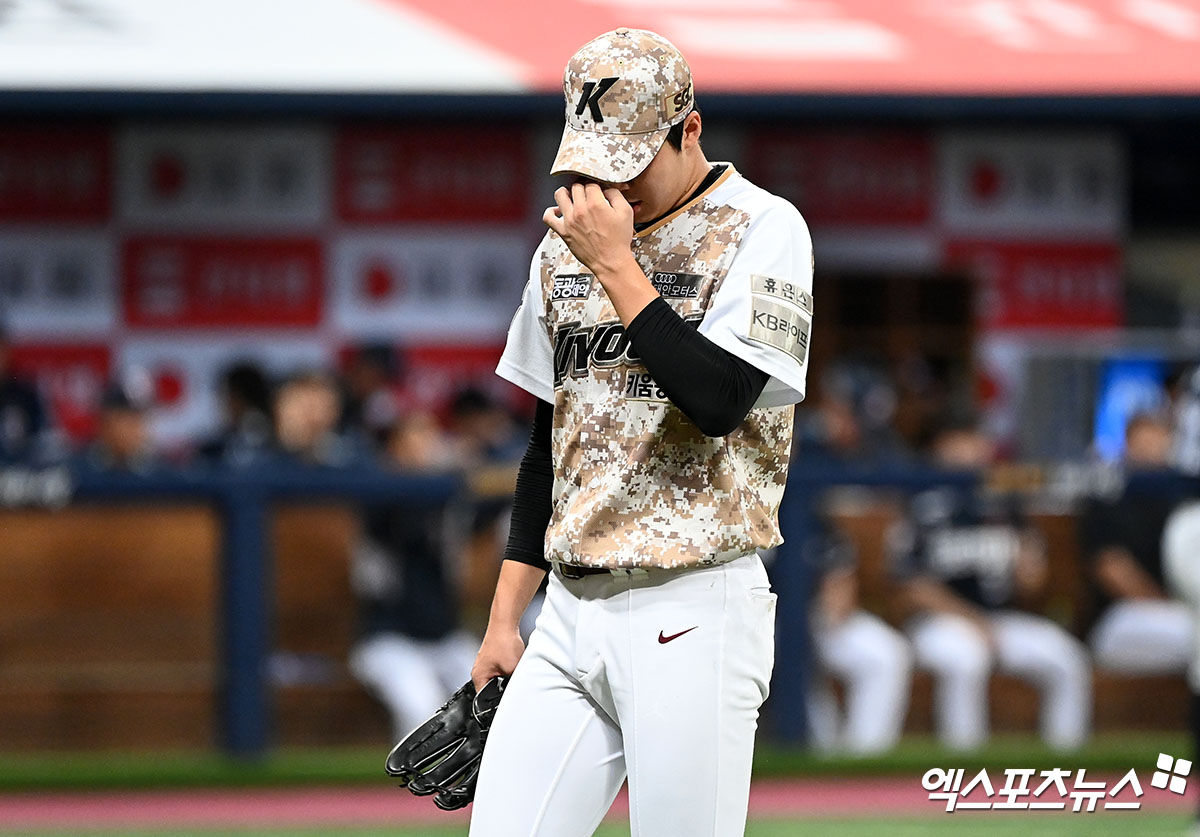 23일 오후 서울 구로구 고척스카이돔에서 열린 '2023 신한은행 SOL KBO리그' 두산 베어스와 키움 히어로즈의 경기, 1회초 키움 선발투수 장재영이 공을 힘차게 던지고 있다. 엑스포츠뉴스DB