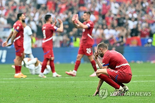 동유럽 강호 세르비아가 후반 추가시간 터진 극장 동점골로 슬로베니아와 승점 1점씩 나눠가졌다. 세르비아는 20일 독일 뮌헨에 위치한 푸스발 아레나 뮌헨에서 열린 슬로베니아와의 2024 유럽축구연맹 유럽축구선수권대회 조별리그 C조 2차전서 후반 추가시간 터진 루카 요비치의 극장 동점골로 1-1 무승부를 거뒀다. 1차전서 잉글랜드에게 0-1로 패했던 세르비아는 2연패 위기에서 벗어나 승점 1을 획득했지만 1무1패로 조 최하위를 유지했다. 덴마크와 무승부를 거뒀던 슬로베니아는 2경기 연속 무승부를 거두며 승점 2가 돼 조 2위로 뛰어올랐다. 연합뉴스