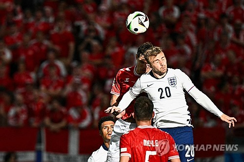 잉글랜드가 21일(한국시간) 독일 프랑크푸르트 암마인에 있는 프랑크푸르트 아레나에서 열린 덴마크와의 유럽축구연맹(UEFA) 유로 2024 C조 2차전에서 1-1로 무승부를 거뒀다. 프리미어리그 22골 11도움으로 에당 아자르에 이어 20골-10도움을 기록한 최초의 선수가 된 콜 팔머는 두 경기 연속 벤치를 지키며 가레스 사우스게이트 감독과 불화의 기류가 감지됐다. 연합뉴스