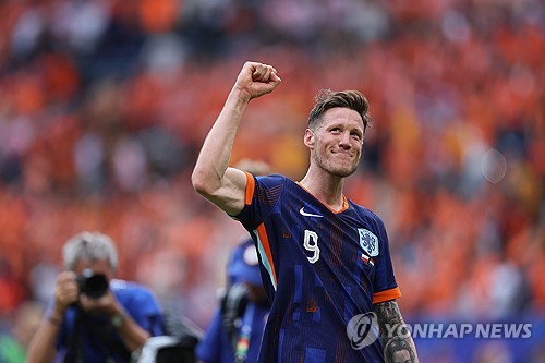 네이선 아케가 21일(한국시간) 프랑스와의 유럽축구연맹(UEFA) 유로 2024 D조 2차전을 앞두고 진행된 기자회견에서 화제가 된 한 네덜란드 팬들의 루드 굴리트 분장이 인종차별처럼 여겨진다며 불편해한다는 의견에 대해 반박했다. 네덜란드는 오는 22일 오전 4시 프랑스와 유로 2024 D조 2차전을 치른다. 연합뉴스