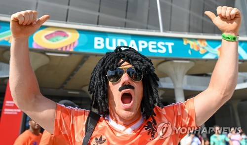 네이선 아케가 21일(한국시간) 프랑스와의 유럽축구연맹(UEFA) 유로 2024 D조 2차전을 앞두고 진행된 기자회견에서 화제가 된 한 네덜란드 팬들의 루드 굴리트 분장이 인종차별처럼 여겨진다며 불편해한다는 의견에 대해 반박했다. 네덜란드는 오는 22일 오전 4시 프랑스와 유로 2024 D조 2차전을 치른다. 연합뉴스