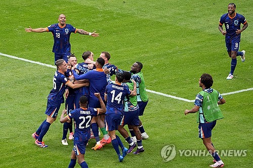 네이선 아케가 21일(한국시간) 프랑스와의 유럽축구연맹(UEFA) 유로 2024 D조 2차전을 앞두고 진행된 기자회견에서 화제가 된 한 네덜란드 팬들의 루드 굴리트 분장이 인종차별처럼 여겨진다며 불편해한다는 의견에 대해 반박했다. 네덜란드는 오는 22일 오전 4시 프랑스와 유로 2024 D조 2차전을 치른다. 연합뉴스