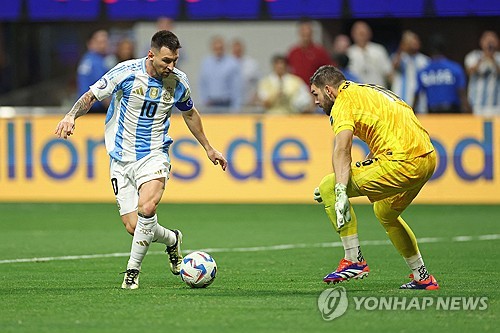 남미 축구 최강자를 가리는 코파 아메리카에 출전한 크리스티안 로메로가 개최국 미국의 경기장 잔디 상태에 대해 분노를 표출했다. 로메로는 21일(한국시간) 캐나다와의 2024 코파 아메리카 A조 1차전서 2-0으로 승리하고 난 후, 아르헨티나 TyC스포츠와의 인터뷰를 통해 불만을 쏟아냈다. 로메로는 경기장 상태가 매우 좋지 않았으며, 이런 경기장에서 대히를 치르게 돼 안타깝다고 목소리를 높였다. 골키퍼 에밀리아노 마르티네스는 경기장 상태가 재앙이었다고 분노했다. 연합뉴스