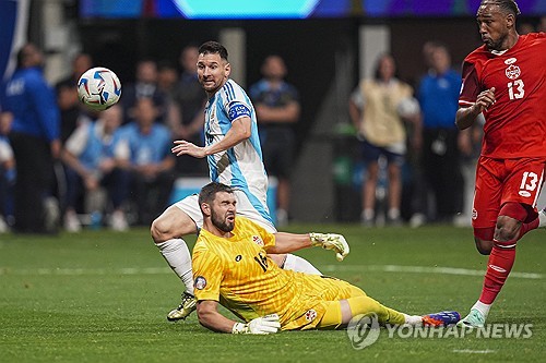 남미 축구 최강자를 가리는 코파 아메리카에 출전한 크리스티안 로메로가 개최국 미국의 경기장 잔디 상태에 대해 분노를 표출했다. 로메로는 21일(한국시간) 캐나다와의 2024 코파 아메리카 A조 1차전서 2-0으로 승리하고 난 후, 아르헨티나 TyC스포츠와의 인터뷰를 통해 불만을 쏟아냈다. 로메로는 경기장 상태가 매우 좋지 않았으며, 이런 경기장에서 대히를 치르게 돼 안타깝다고 목소리를 높였다. 골키퍼 에밀리아노 마르티네스는 경기장 상태가 재앙이었다고 분노했다. 연합뉴스