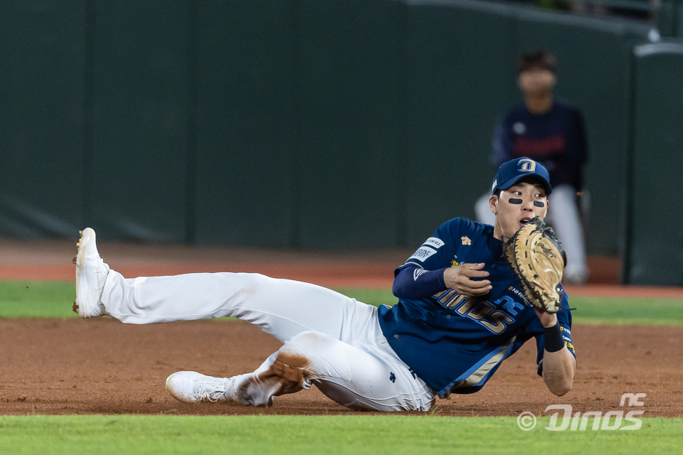 NC 내야수 도태훈은 21일 인천 SSG랜더스필드에서 열린 '2024 신한 SOL Bank KBO 리그' SSG와 주말 3연전 첫 경기에서 대수비로 교체 출전했다. 9회말 1사 1,3루에서 숏바운드 캐치 이후 정확한 송구로 팀 승리를 지켰다. NC 다이노스