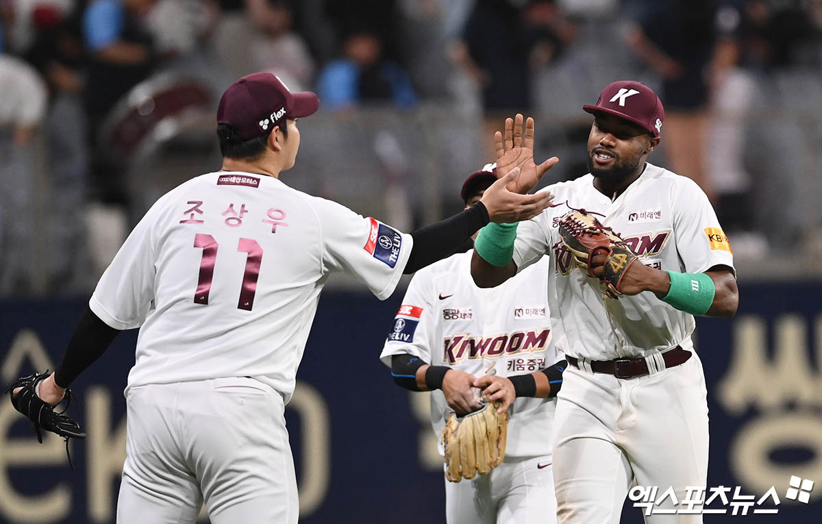 키움 히어로즈 투수 조상우가 21일 서울 고척스카이돔에서 열린 2024 신한 SOL Bank KBO리그 롯데 자이언츠와의 팀 간 10차전에서 8회초 구원등판, 1⅓이닝 2피안타 1탈삼진 무실점으로 세이브를 기록한 뒤 로니 도슨과 하이파이브를 하고 있다. 사진 박지영 기자