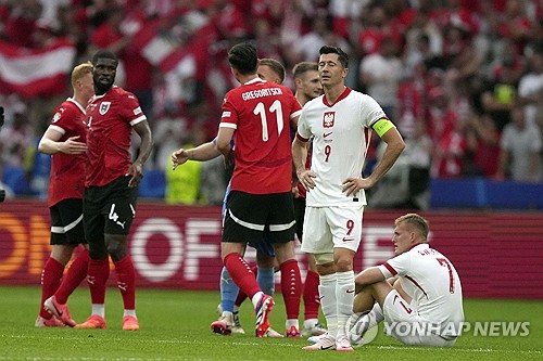 폴란드가 22일(한국시간) 독일 베를린의 올림피아슈타디온에서 열린 오스트리아와의 유럽축구연맹(UEFA) 유로 2024 D조 2차전에서 1-3으로 완패했다.   스트라이커 레반도프스키가 부상에서 돌아와 교체 출전했지만, 팀의 패배를 막지 못했다. 지난 2016년 대회에 첫 출전해 8강을 이끌었던 그는 지난 대회에 이어 이번 대회도 아쉬움을 남겼다. 연합뉴스