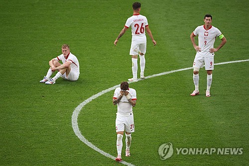 폴란드가 22일(한국시간) 독일 베를린의 올림피아슈타디온에서 열린 오스트리아와의 유럽축구연맹(UEFA) 유로 2024 D조 2차전에서 1-3으로 완패했다.   스트라이커 레반도프스키가 부상에서 돌아와 교체 출전했지만, 팀의 패배를 막지 못했다. 지난 2016년 대회에 첫 출전해 8강을 이끌었던 그는 지난 대회에 이어 이번 대회도 아쉬움을 남겼다. 연합뉴스