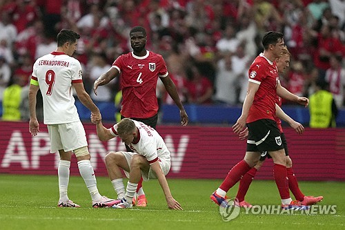 폴란드가 22일(한국시간) 독일 베를린의 올림피아슈타디온에서 열린 오스트리아와의 유럽축구연맹(UEFA) 유로 2024 D조 2차전에서 1-3으로 완패했다.   스트라이커 레반도프스키가 부상에서 돌아와 교체 출전했지만, 팀의 패배를 막지 못했다. 지난 2016년 대회에 첫 출전해 8강을 이끌었던 그는 지난 대회에 이어 이번 대회도 아쉬움을 남겼다. 연합뉴스