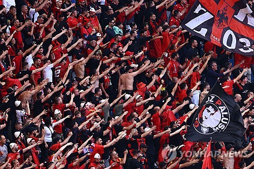 AP통신이 지난 21일(한국시간) 세르비아 축구협회가 현재 참가 중인 유로 2024 대회를 자진 포기할 수 있다고 보도했다.   문제가 된 상황은 지난 19일 독일 함부르크에 있는 폭스바겐슈타디온에서 열린 크로아티아와 알바니아의 B조 2차전 직후 발생했다.   양 팀의 경기는 2-2로 종료됐고 경기 종료 후 양 국가 팬들이 세르비아인들은 죽어라.라는 구호를 계속해서 외친 것으로 전해졌다. 연합뉴스